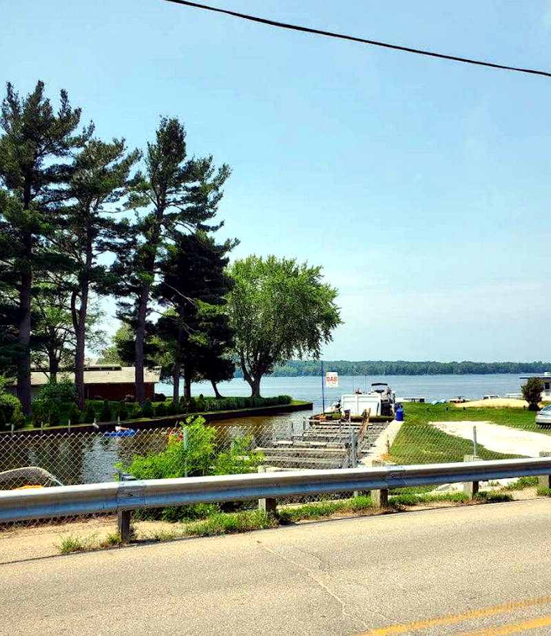 Neils Modern Cottages (Neils Resort) - Waterside Resort And Boat Rental (newer photo)